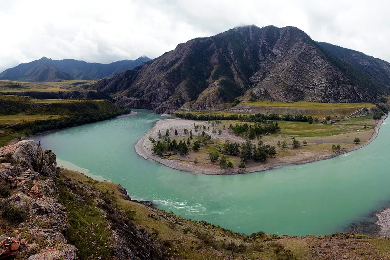 Слияние Чуи и Катуни — две воды разного цвета в одном русле, вид со смотровой